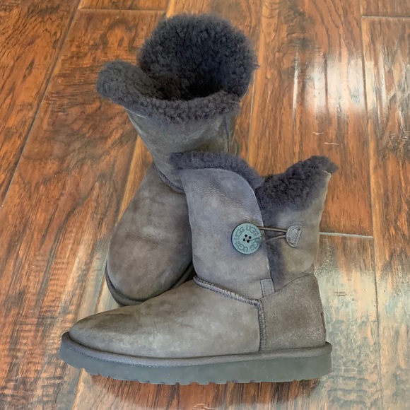 UGG Shoes - *SOLD* UGG Bailey button short